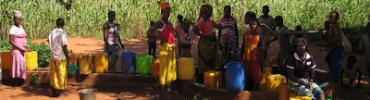 Waiting in line for water in Mozambique. Photo: Jeske Verhoeven